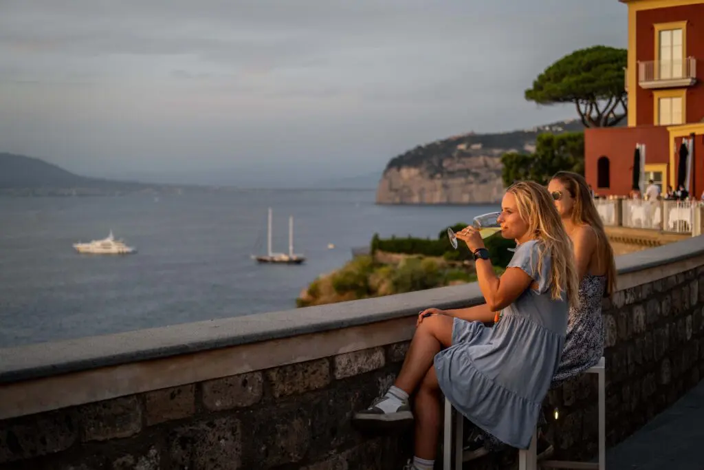 zwei Personen genießen die Küstenansicht in Amalfi