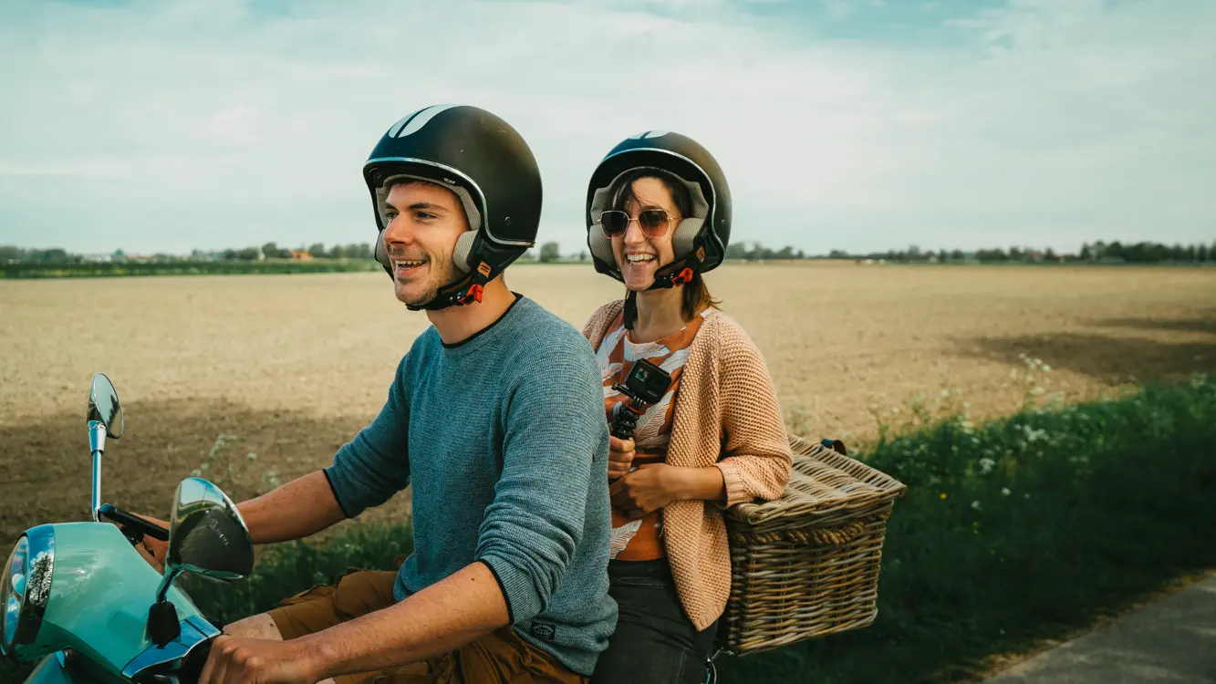 Paar auf einer Vespa in Brügge