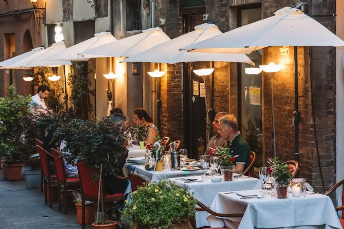 gemütliches Terrassenrestaurant in Siena, Toskana