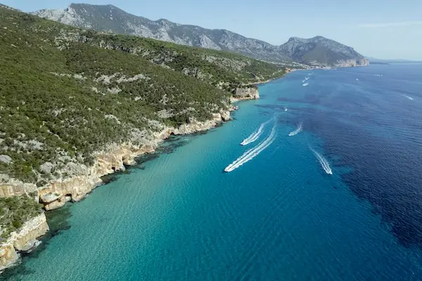 Strände in Sardinien, wunderschöner perlmuttweißer Strand in Sardinien, Italien.