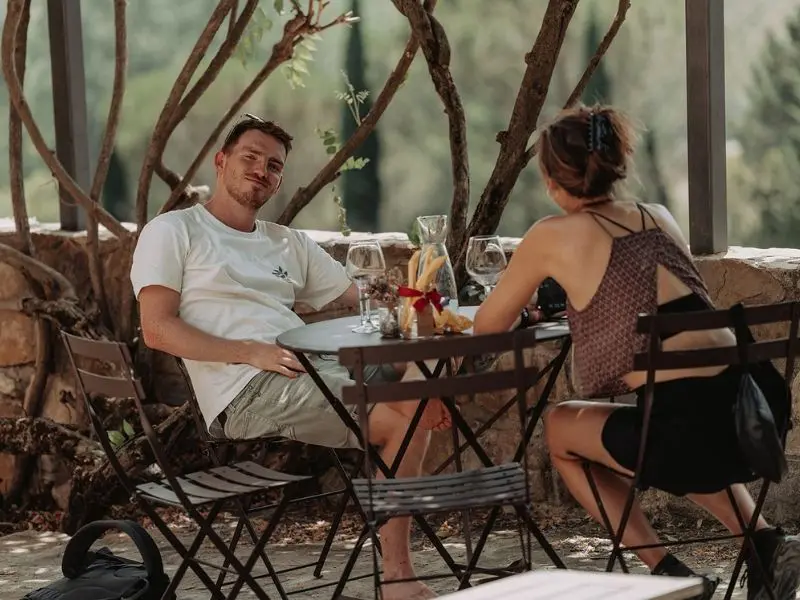 Menschen genießen Drinks auf einer Terrasse in der Toskana während der Vespa-Tour.