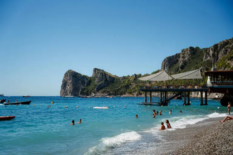 schöner blauer Strand in der Nähe von Nerano