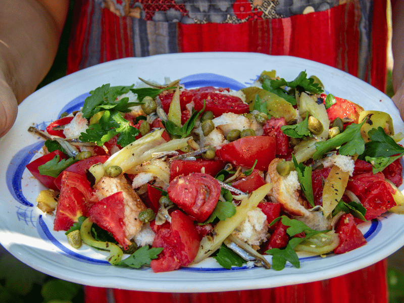 Panzanella: ein kalter Brotsalat mit Tomaten, roten Zwiebeln, Olivenöl und einem Spritzer Essig.