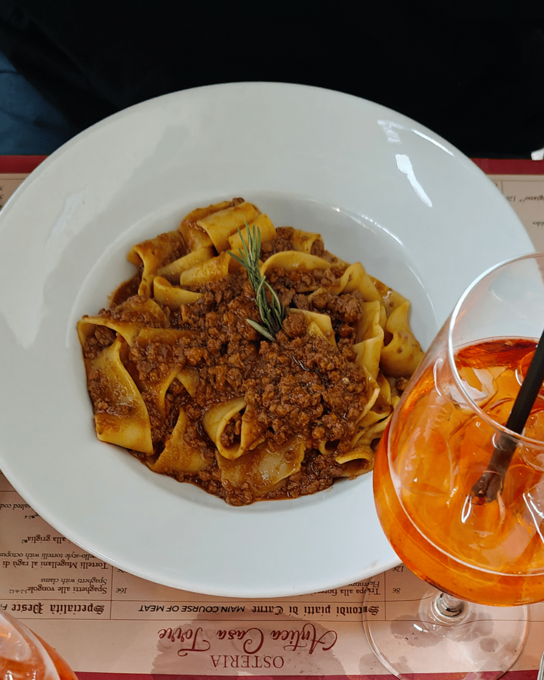 ein berühmtes toskanisches Nudelgericht mit breiten, flachen Eierbandnudeln (Pappardelle), die in einem reichhaltigen, langsam gekochten Wildschweinragù (cinghiale) serviert werden