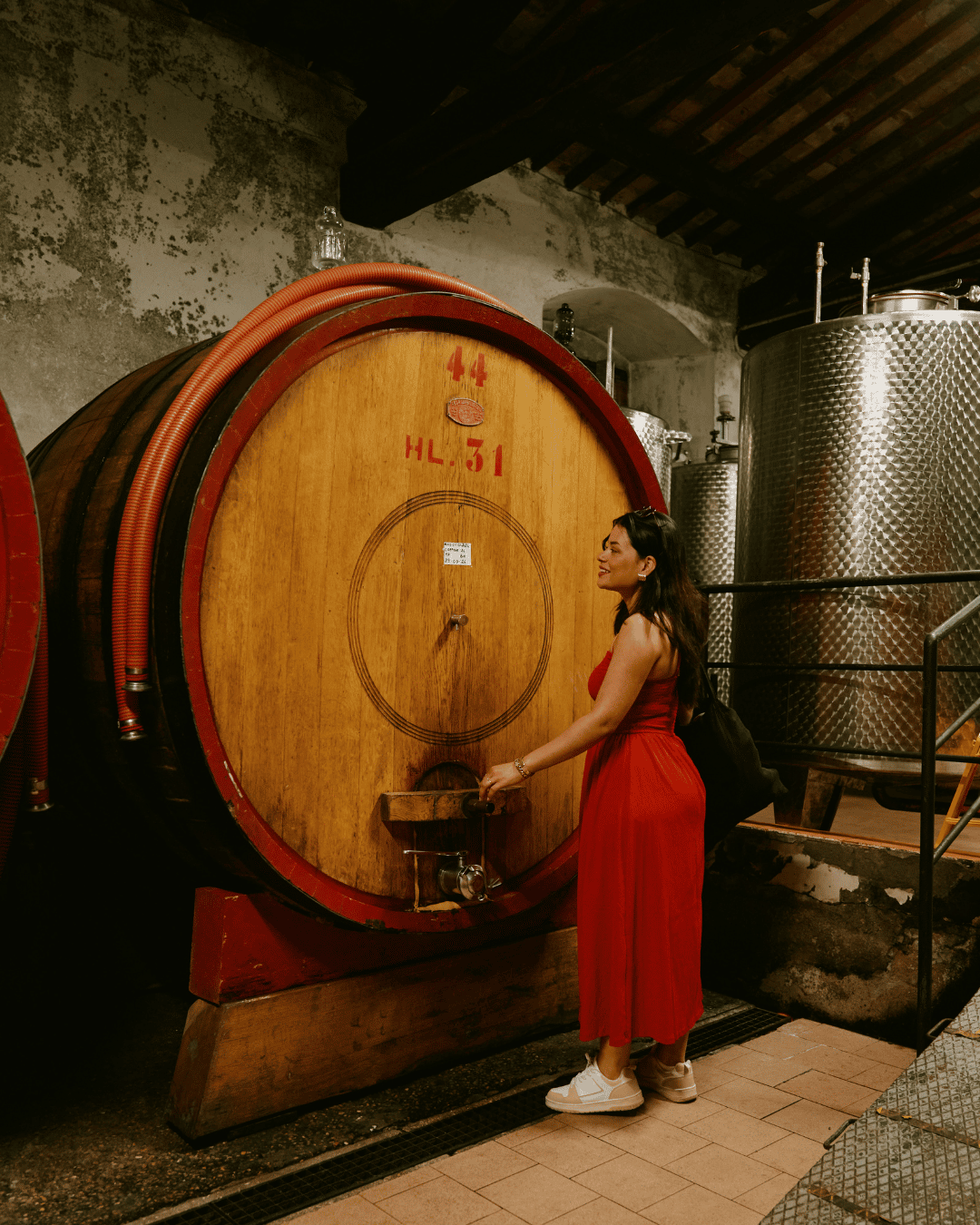 Weinprobe in einem Weinkeller in Chianti