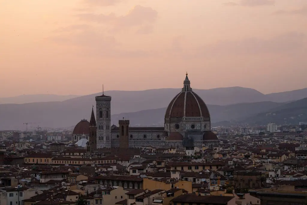 Stadtansicht von Florenz mit dem Dom und Giottos Glockenturm bei Sonnenuntergang