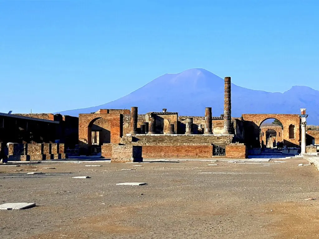 antike römische Ruinen von Pompeji mit dem Vesuv im Hintergrund