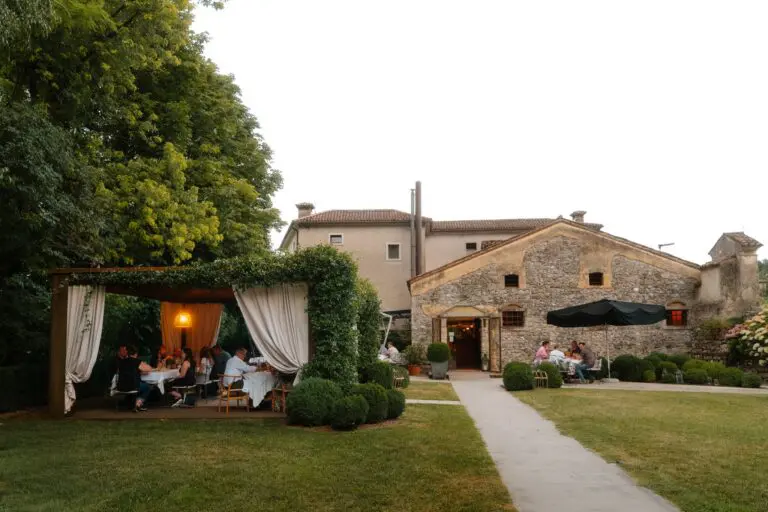 Menschen beim Essen im Freien in einem charmanten italienischen Restaurant
