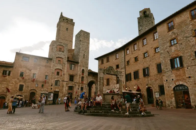Menschen, die auf einem historischen Marktplatz in der Toskana, Italien, entspannen