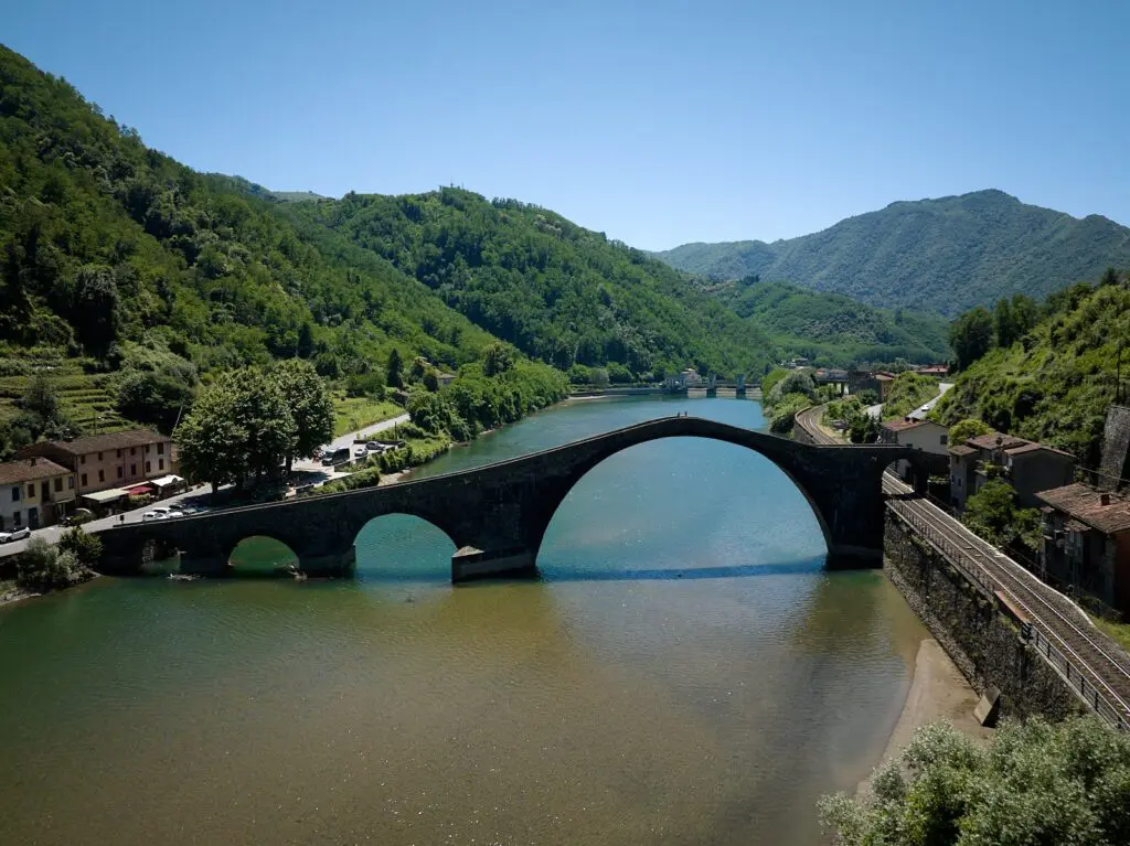 Ponte-della-Maddalena-Brücke über den Fluss Serchio in der Toskana