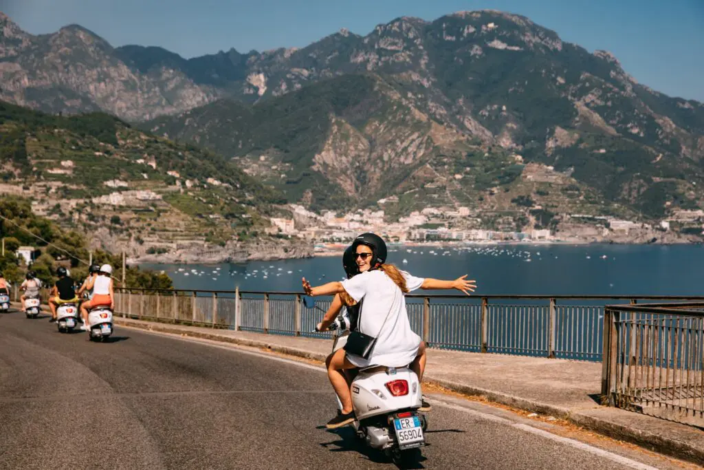 Freundesgruppe auf Vespas an der Amalfiküste