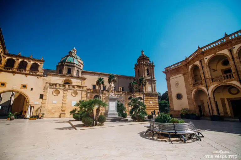 Palermitanischer Platz mit historischen Gebäuden und Palmen