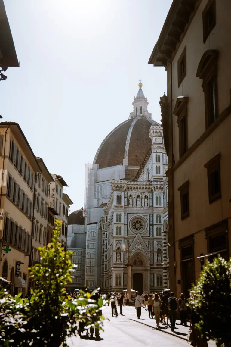 Florenz: Der Dom, eingerahmt von Gebäuden, während Menschen vorbeigehen