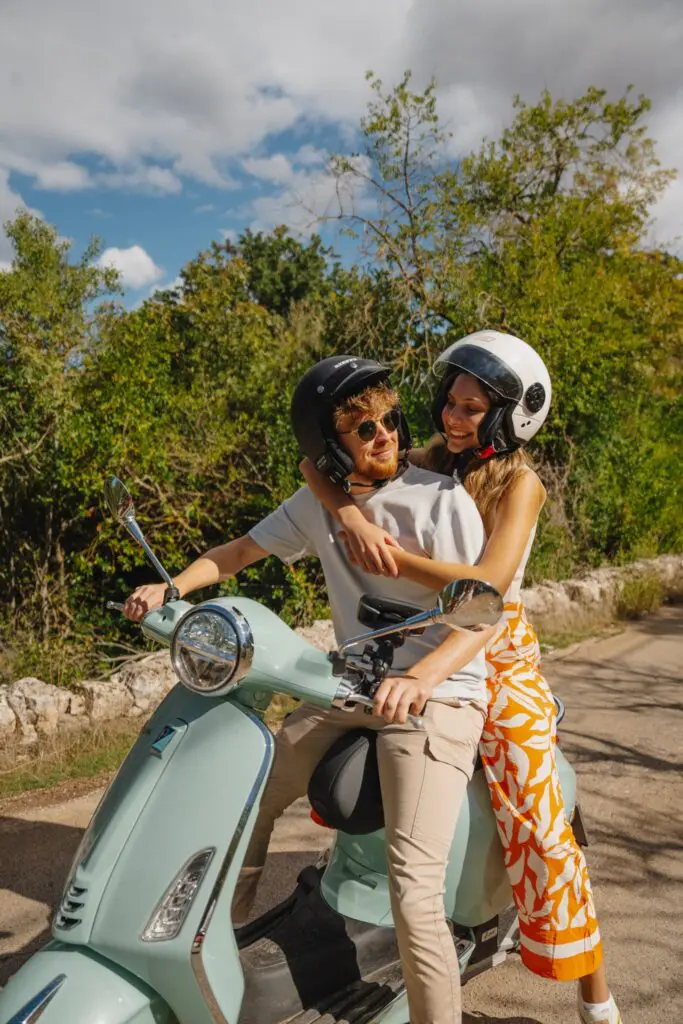 Paar auf einer mintgrünen Vespa in Apulien