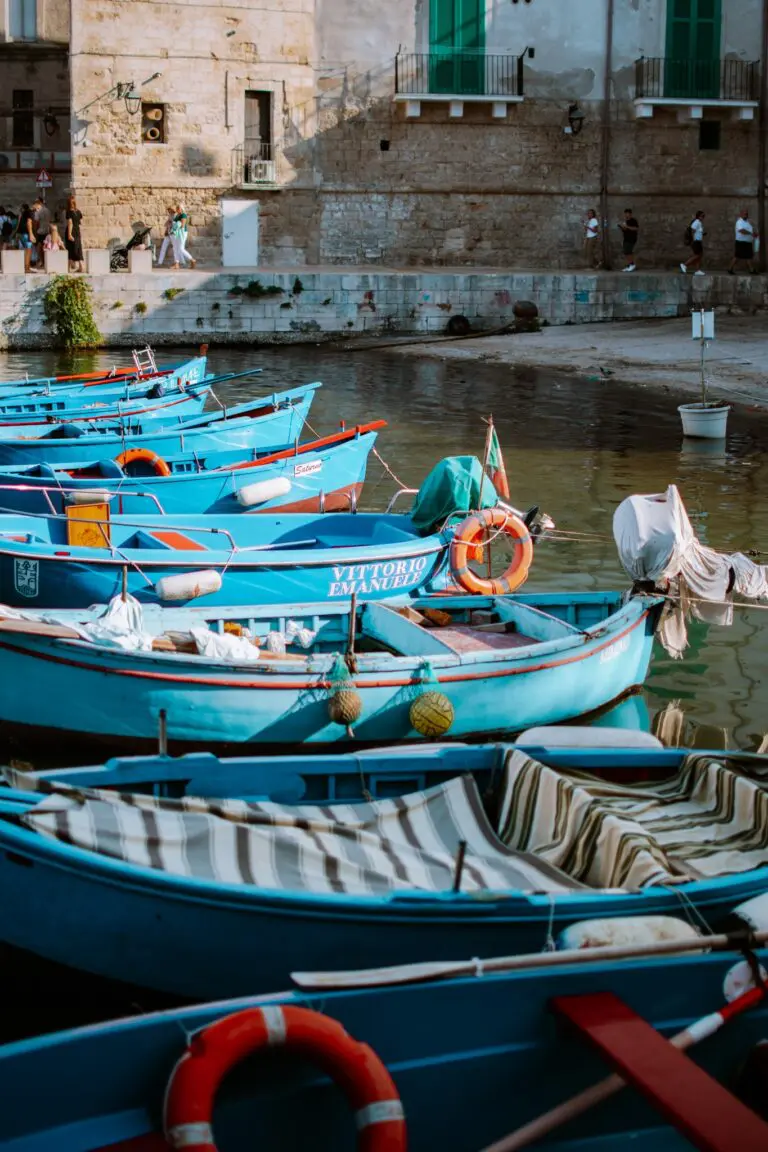 Blaue Fischerboote in einem Hafen in Apulien, Italien