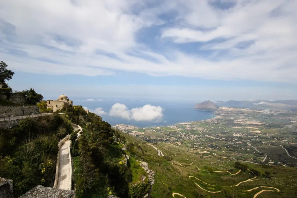 Erice, die Bergstadt mit Blick auf kurvige Straßen und die sizilianische Küste