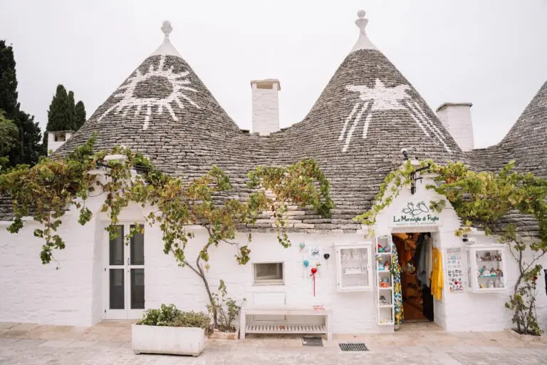 traditionelle Trulli-Häuser in Apulien, Italien, mit Ladeneingang