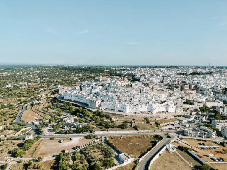 Drohnenaufnahme von Ostuni, der weißen Stadt in Apulien, Italien