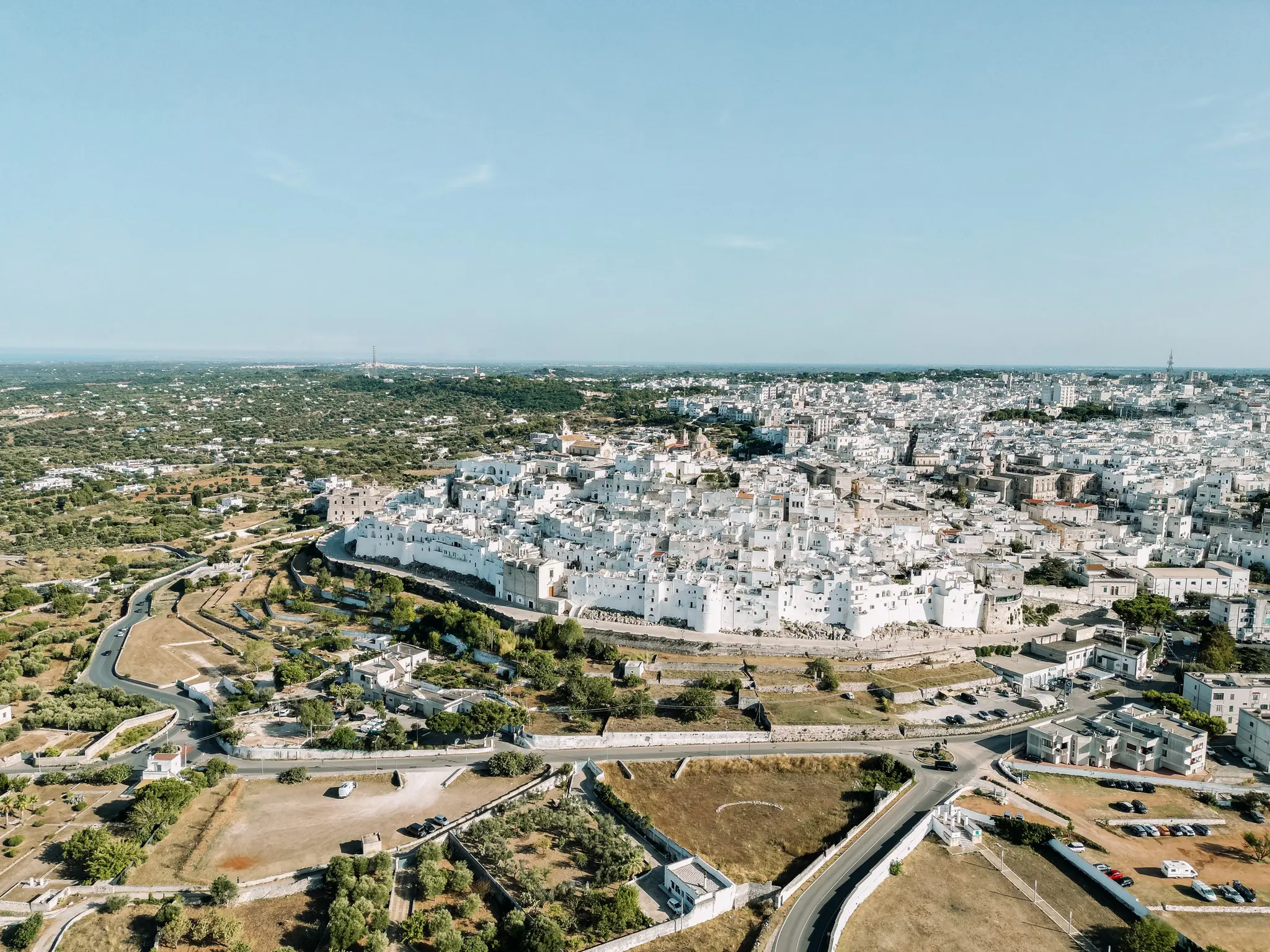 Drohnenaufnahme von Ostuni, der weißen Stadt in Apulien, Italien