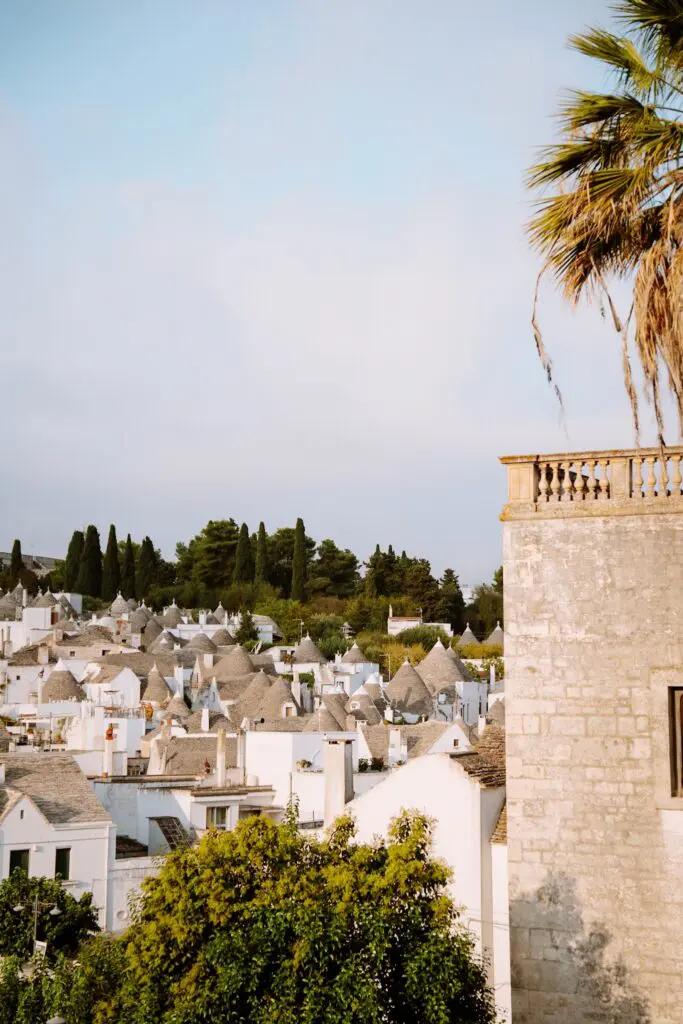 Überblick über die Trulli-Häuser von Alberobello in Apulien, Italien