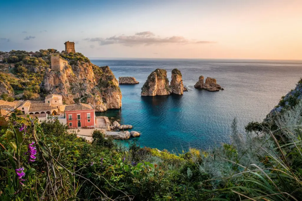 Foto eines Hauses an einer Klippe am Meer
