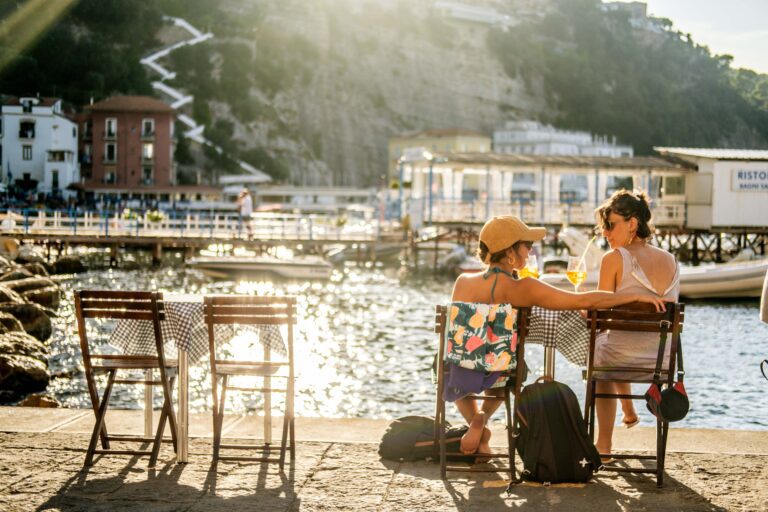 Zwei Freunde trinken Aperol Spritz in Italien.