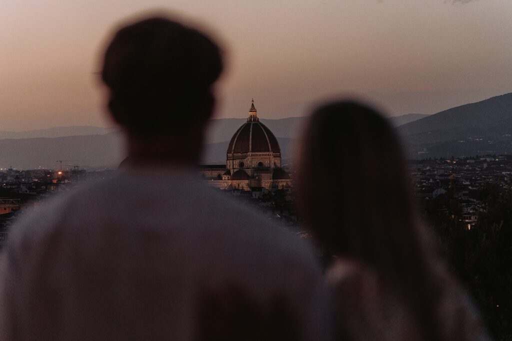 Paar genießt die Aussicht auf Florenz
