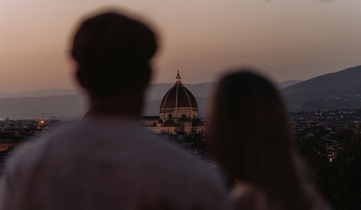 Paar während des Sonnenuntergangs in Florenz, koppeltje tijdens zonsondergang in Firenze