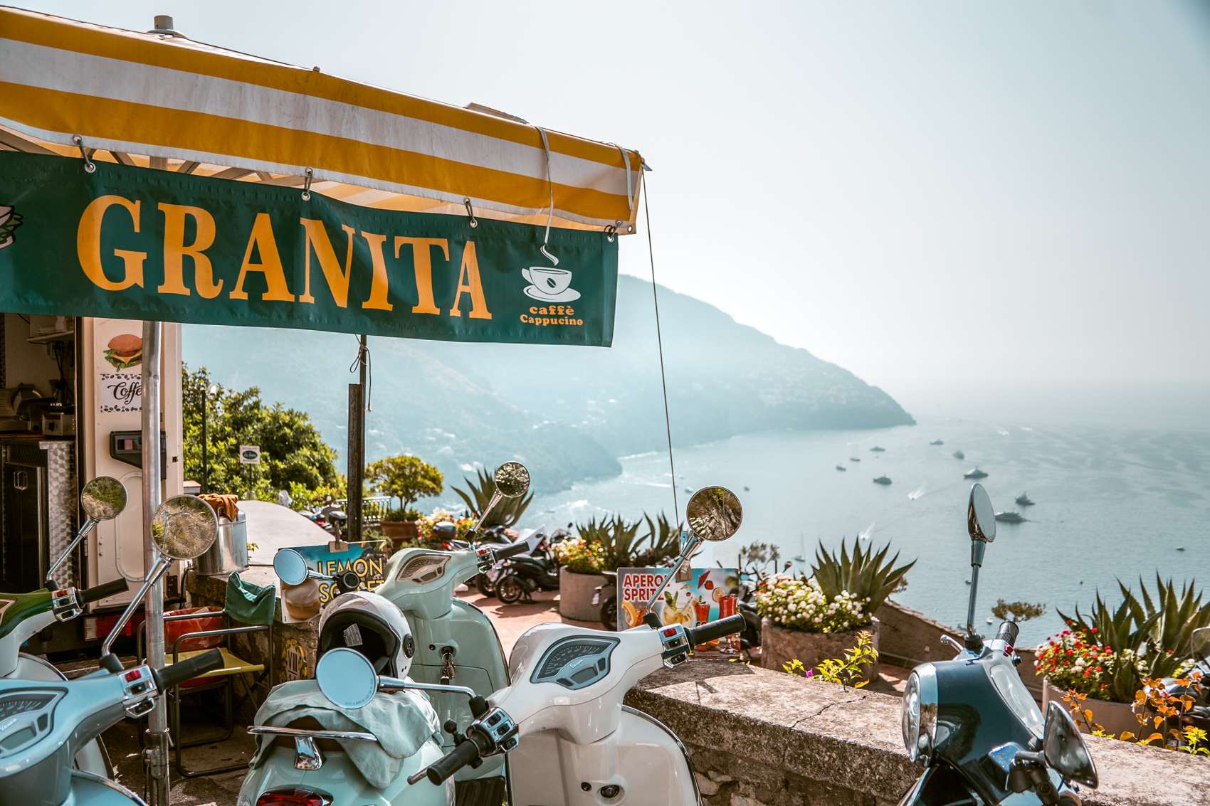 Granita Amalfiküste Italien Aussicht auf die Küste mit Vespa