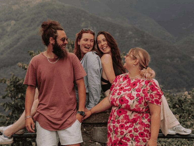 Familie, die zusammen für ein Foto in der Toskana lacht.