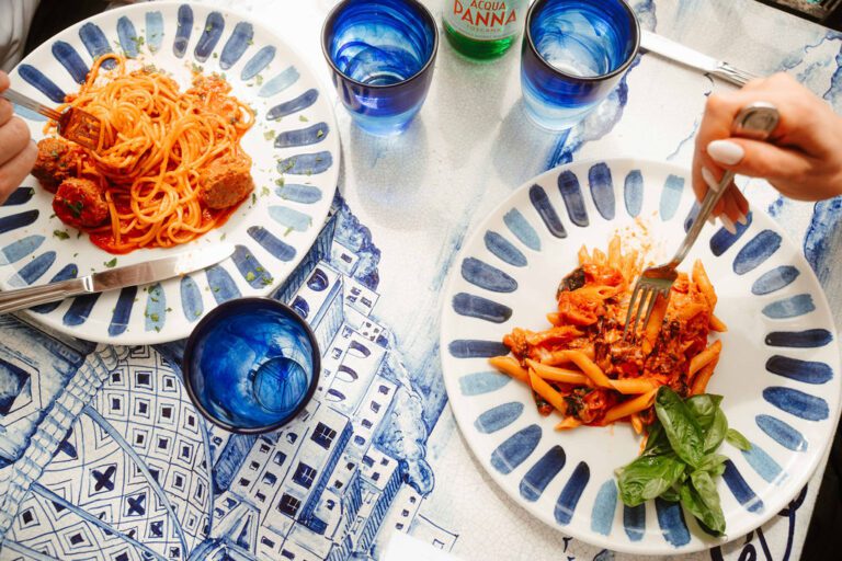 zwei Teller köstlicher Pasta