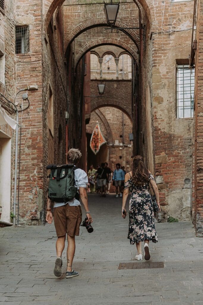 zwei Personen, die die Stadt Chianti erkunden
