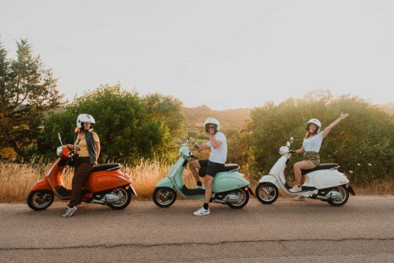 Menschen, die ihre Vespa-Fahrt genießen