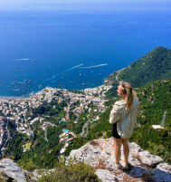 Blick auf Positano von den Bergen in der Nähe des Monte Faito