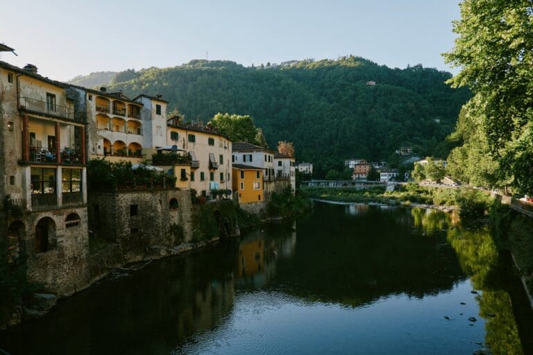 historisches italienisches Dorf an einem Fluss in der Toskana