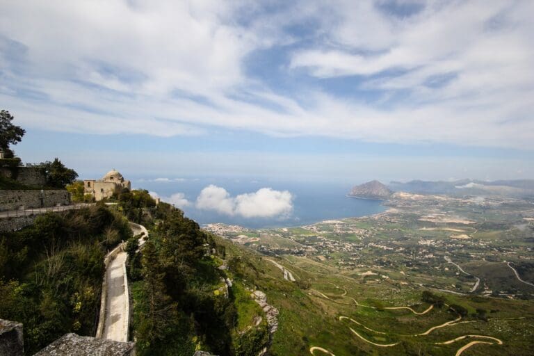 Erice, die Bergstadt mit Blick auf kurvige Straßen und die sizilianische Küste